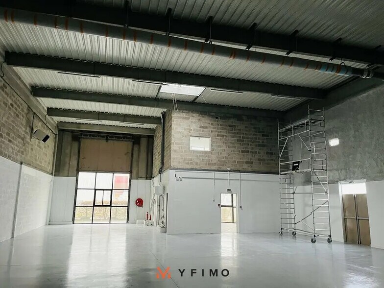 Light Industrial in Coignières to rent - Interior Photo - Image 2 of 4