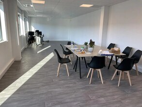 Light Industrial in SAINT-OUEN-L'AUMONE to rent Building Photo- Image 2 of 5