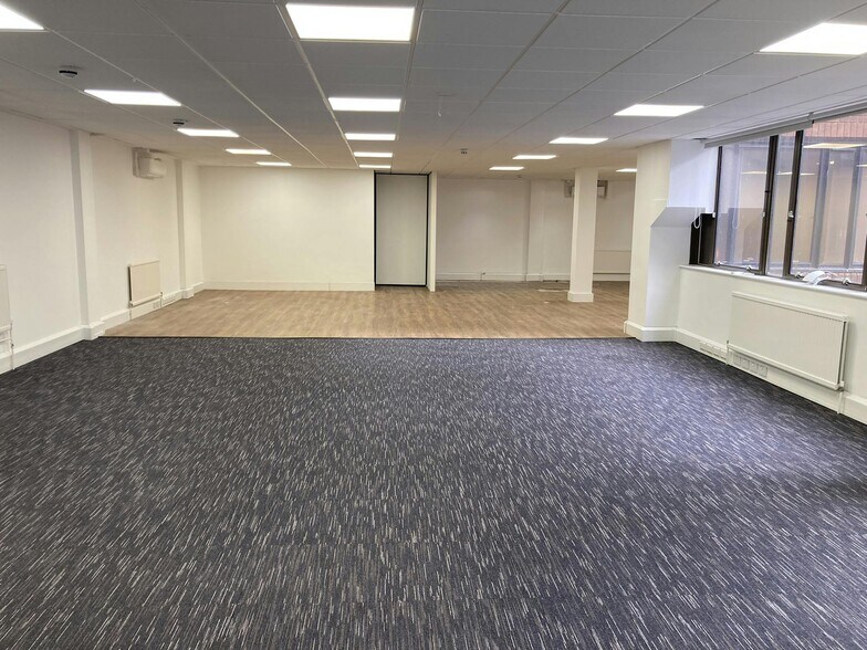 Buckingham St, Aylesbury to rent - Building Photo - Image 2 of 17