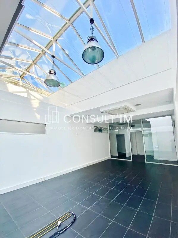 Office in Puteaux to rent Building Photo- Image 1 of 9