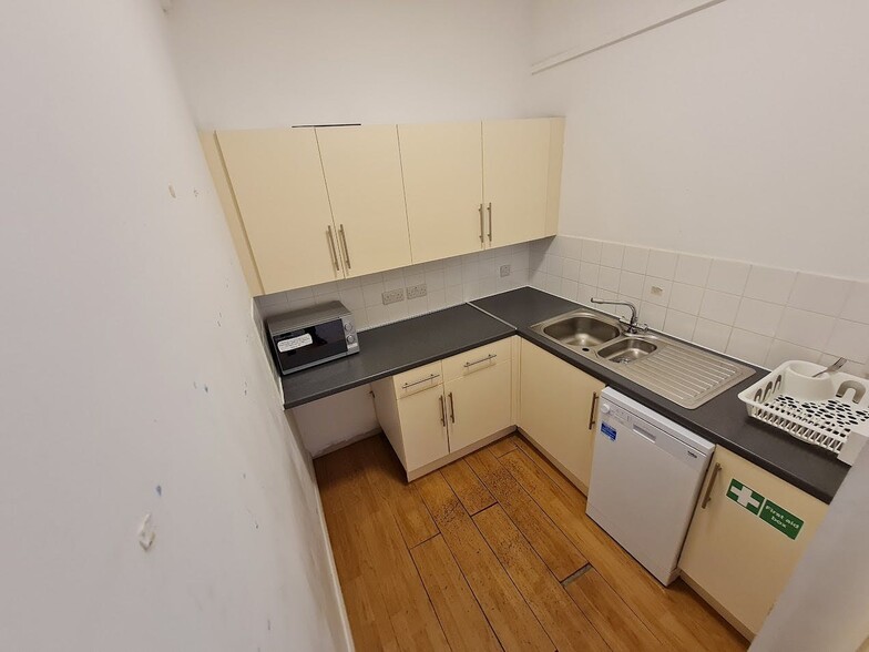 42 Upper Richmond Rd W, London to rent - Building Photo - Image 2 of 22