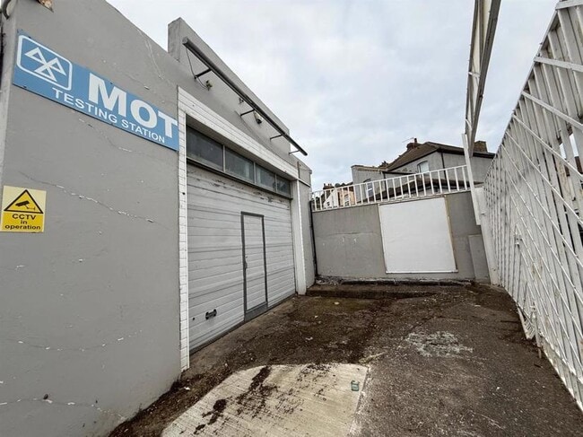 More details for 28 All Saints Rd, Northfleet - Retail to Rent