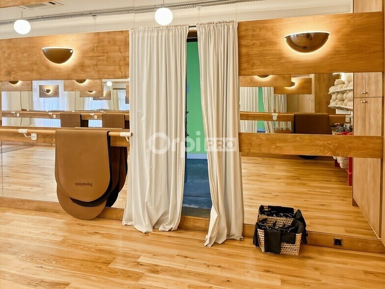Retail in Marseille to rent - Building Photo - Image 2 of 6