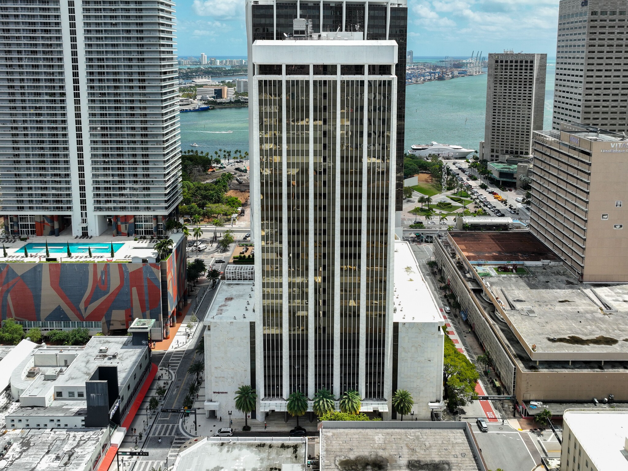 1 SE 3rd Ave, Miami, FL to rent Building Photo- Image 1 of 24