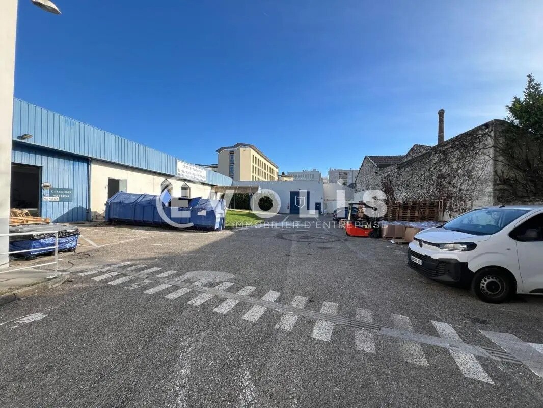 Light Industrial in Villeurbanne for sale Building Photo- Image 1 of 7