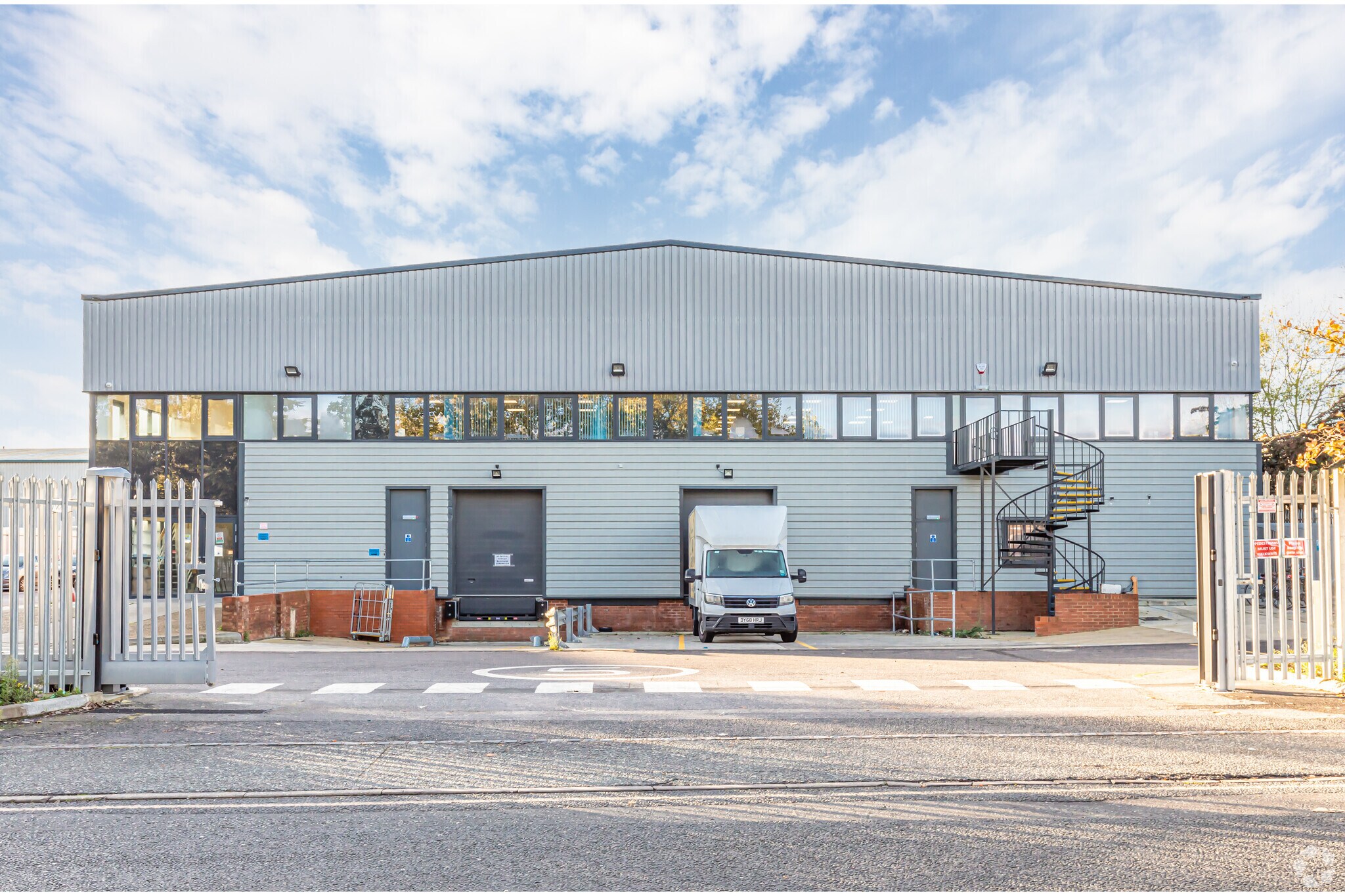 3 Willen Field Rd, London for sale Primary Photo- Image 1 of 1