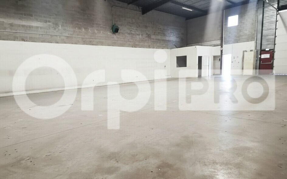 Industrial in Chilly-Mazarin to rent - Building Photo - Image 3 of 3
