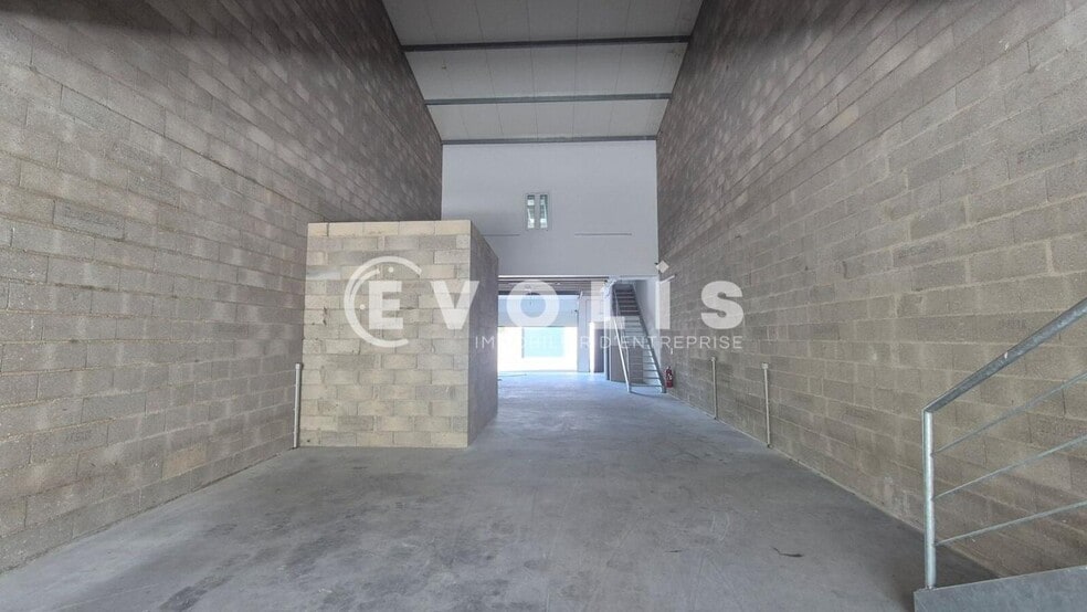 Light Industrial in Ozoir La Ferriere to rent - Interior Photo - Image 2 of 22