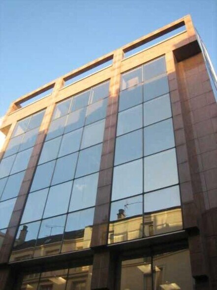 Office in Levallois-Perret to rent - Building Photo - Image 2 of 9