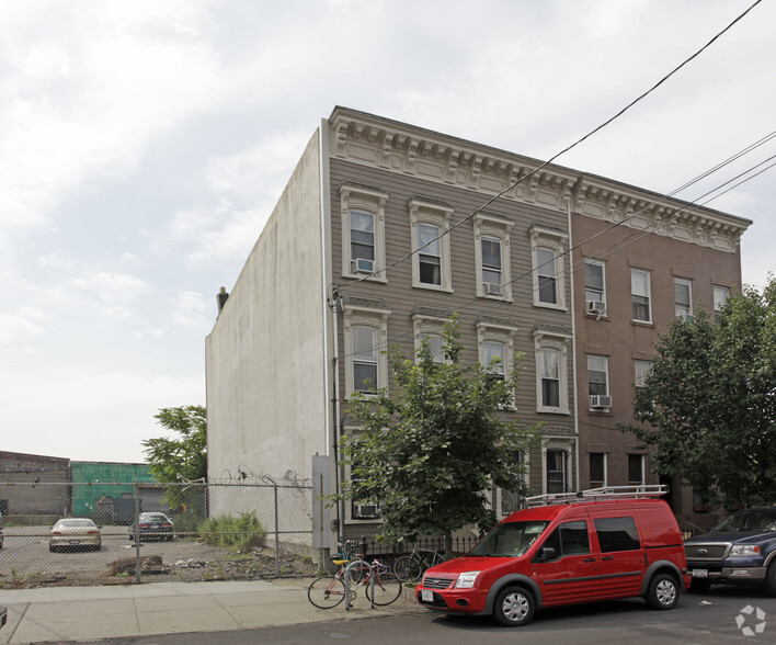 415 Van Brunt St, Brooklyn, NY for sale - Primary Photo - Image 1 of 1