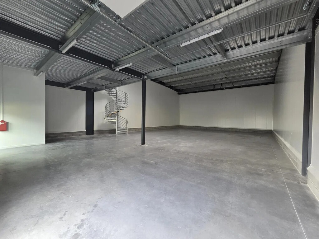 Location Entrepôt 334 m² - Photo 1