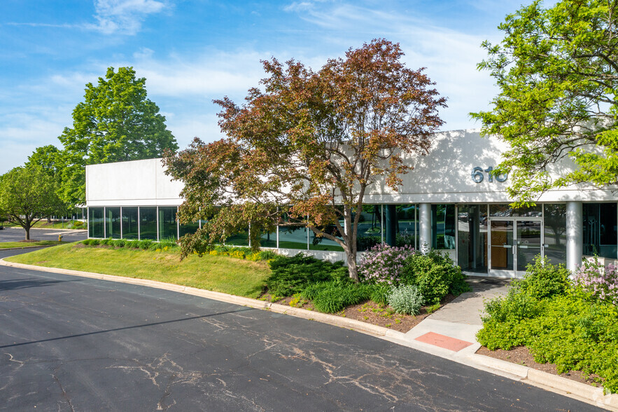 536-616 Atrium Dr, Vernon Hills, IL for rent - Building Photo - Image 1 of 22