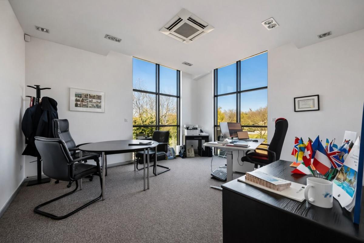 Office in Bussy-Saint-Martin to rent Building Photo- Image 1 of 12