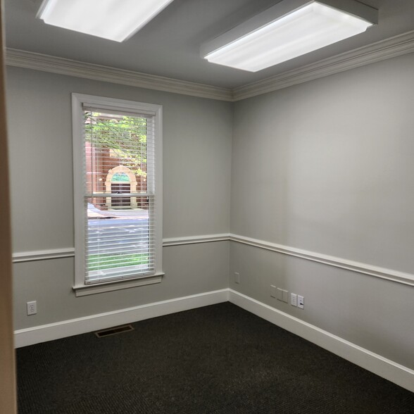 1120 East Blvd, Charlotte, NC for rent - Interior Photo - Image 3 of 9