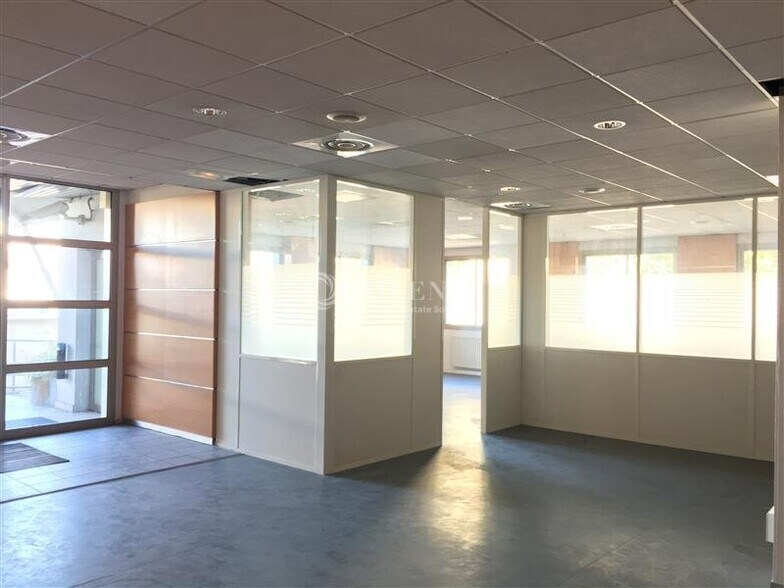 Office in Noisy-le-Sec to rent - Interior Photo - Image 2 of 5