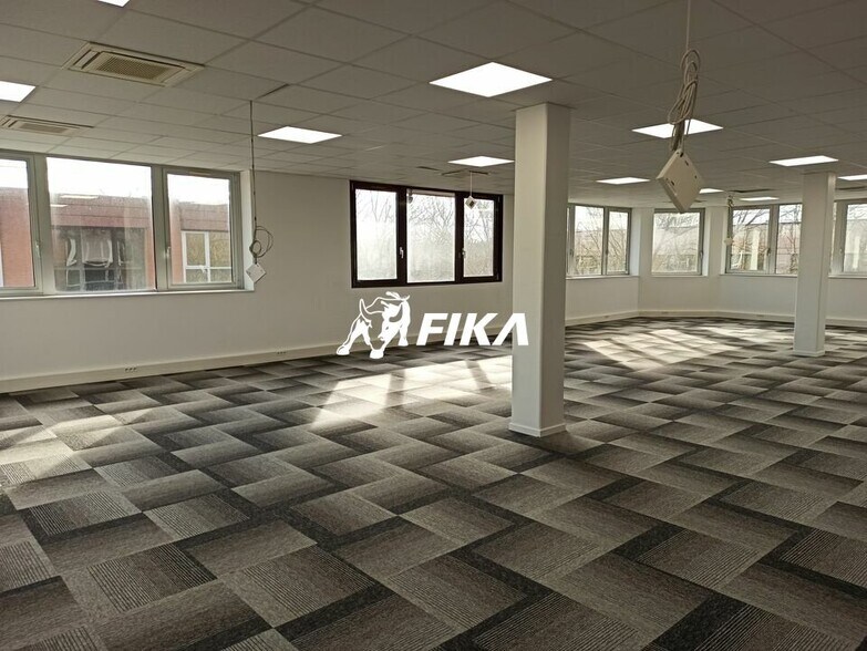 Office in Labège to rent - Interior Photo - Image 1 of 3