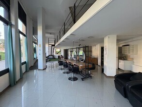 Retail in Montcada i Reixac, Barcelona to rent Interior Photo- Image 1 of 10