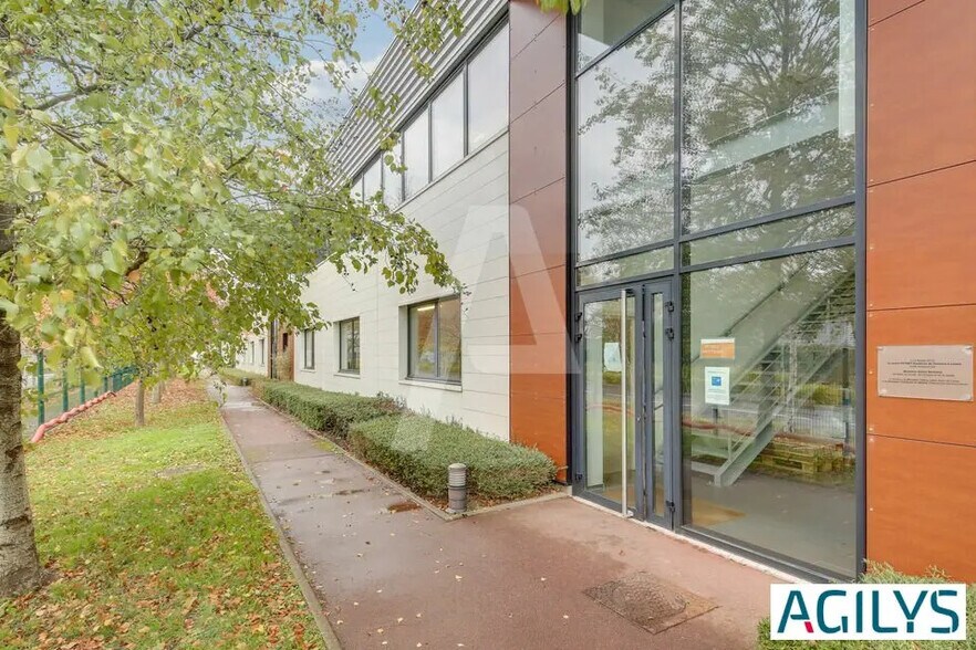 Industrial in Lisses to rent - Building Photo - Image 2 of 8