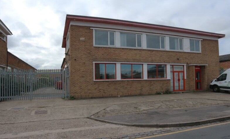 1 Cremyll Rd, Reading for sale Primary Photo- Image 1 of 1