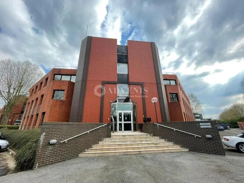 Office in Montigny-le-Bretonneux to rent Building Photo- Image 1 of 7