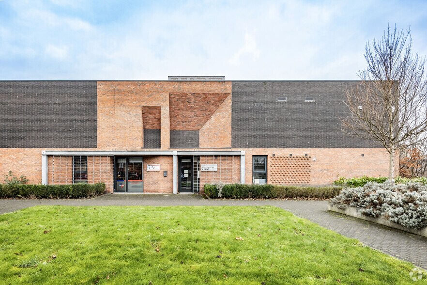 325 Ordsall Ln, Salford to rent - Building Photo - Image 2 of 35
