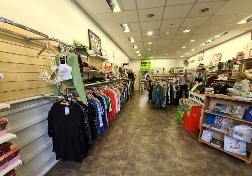 17 High St, Weybridge to rent - Interior Photo - Image 3 of 5