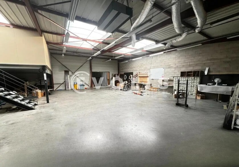 Light Industrial in Bondoufle to rent - Interior Photo - Image 2 of 7