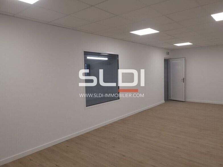 Light Industrial in Vaulx-Milieu to rent - Interior Photo - Image 2 of 9