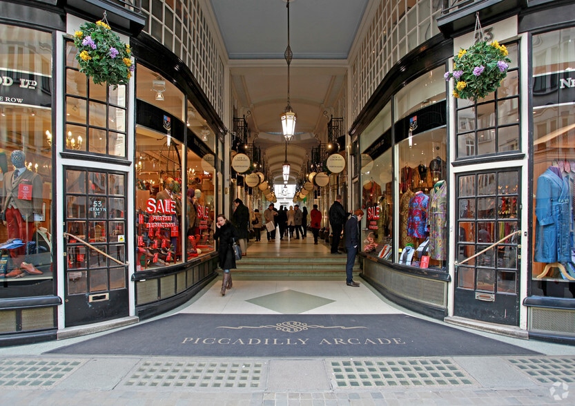 52 Jermyn St, London to rent - Building Photo - Image 3 of 12