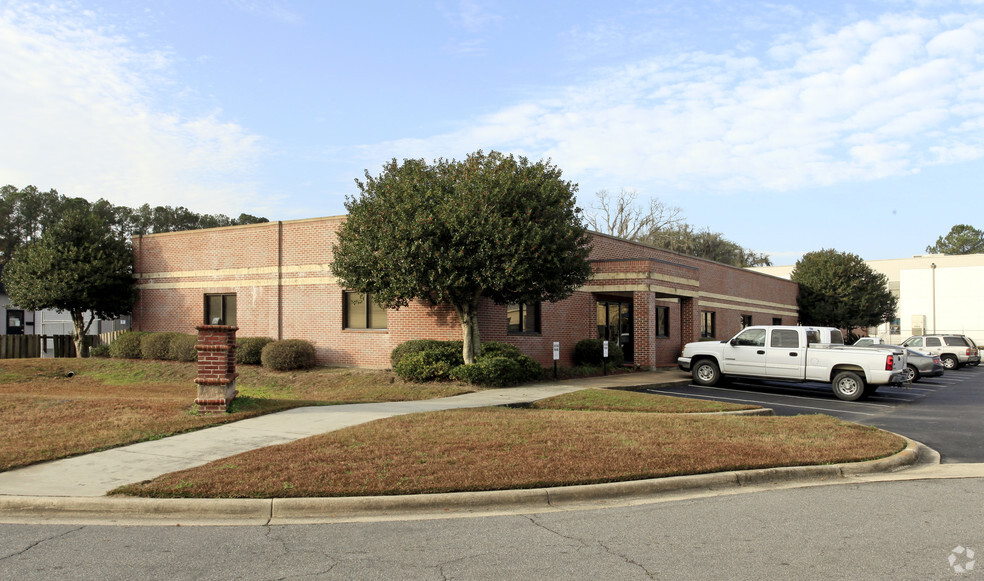 7 Mall Ct, Savannah, GA for rent - Primary Photo - Image 1 of 2