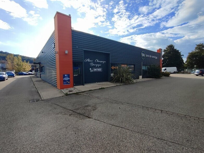 Retail in Bourgoin-Jallieu to rent - Building Photo - Image 1 of 5