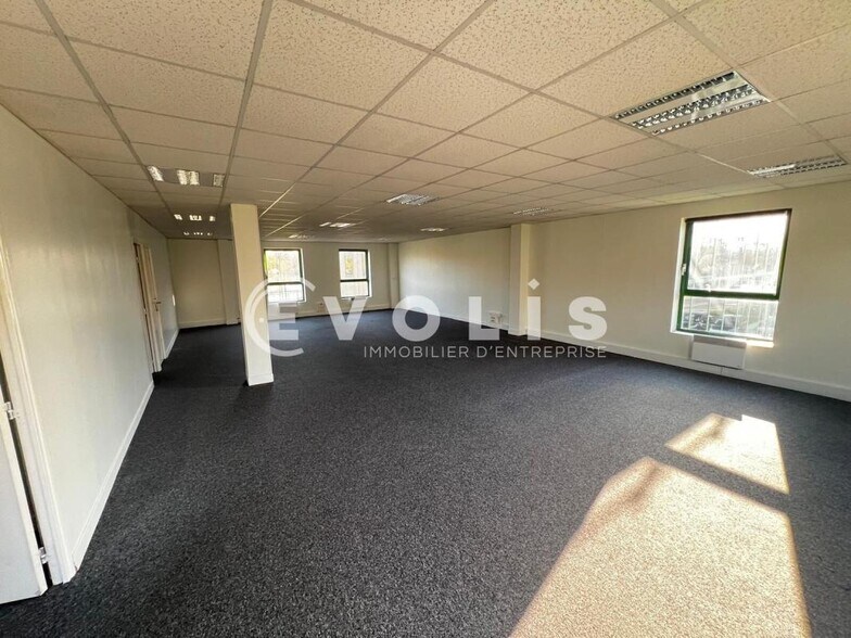 Office in Viry Chatillon to rent - Interior Photo - Image 2 of 9