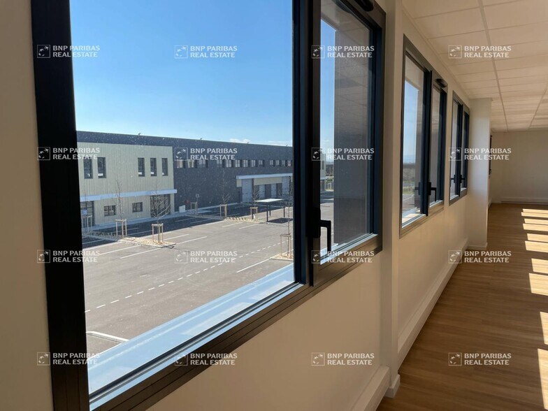 Light Industrial in Saint-Bonnet-de-Mure to rent - Interior Photo - Image 3 of 11