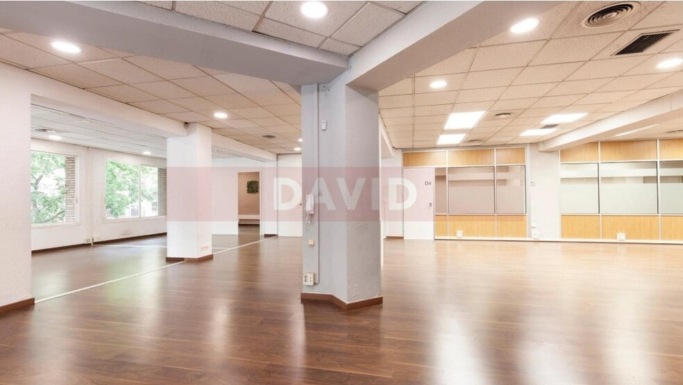 Office in Barcelona, Barcelona to rent - Building Photo - Image 3 of 4