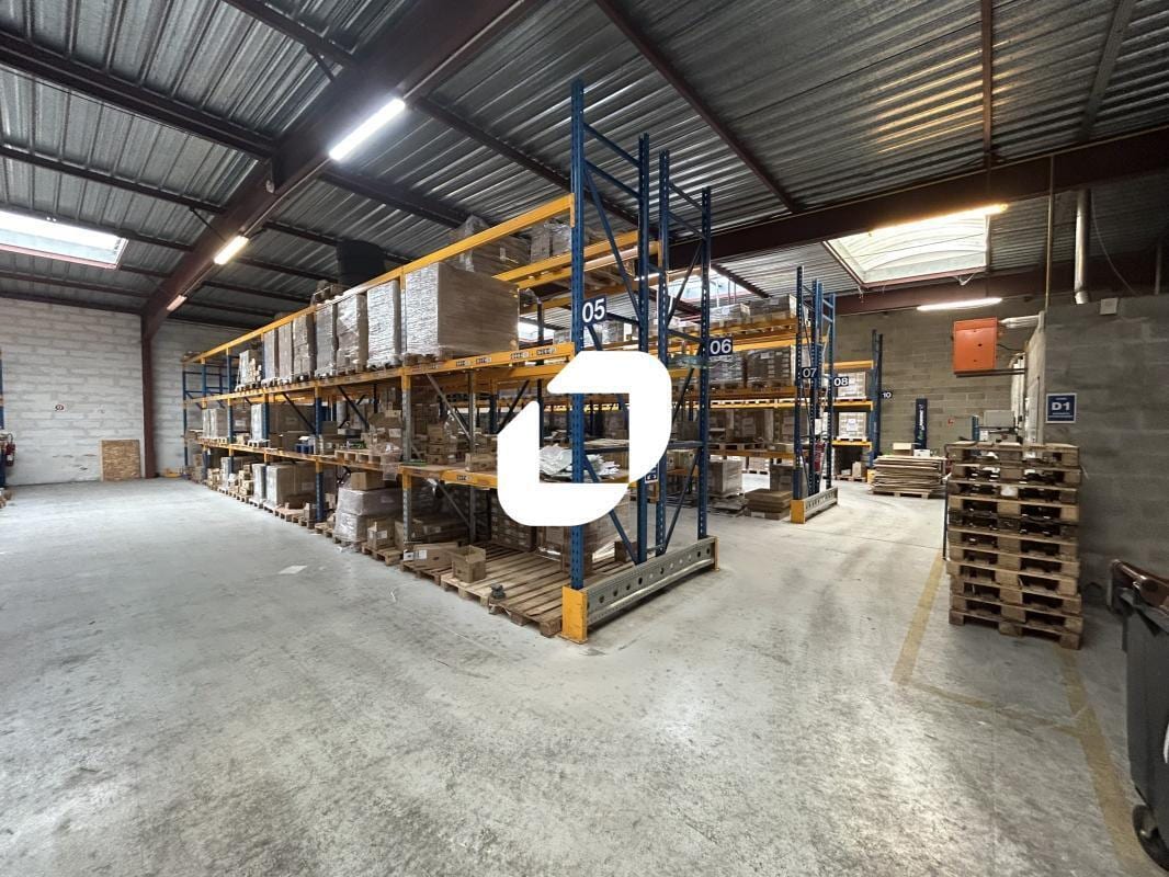 Light Industrial in Saint-Pierre-du-Perray to rent Interior Photo- Image 1 of 5