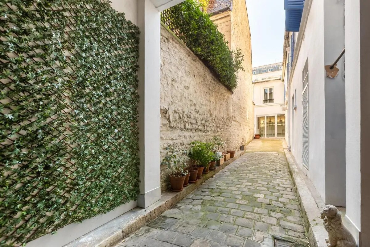 Retail in Paris to rent Primary Photo- Image 1 of 2