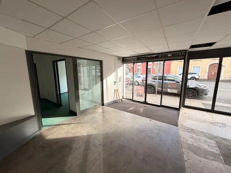 Retail in Tassin-la-Demi-Lune to rent Building Photo- Image 1 of 10