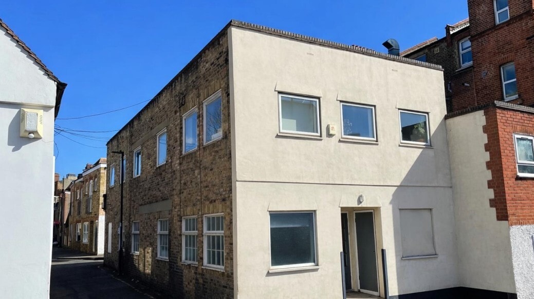 2 Ambleside Av, London to rent Primary Photo- Image 1 of 2