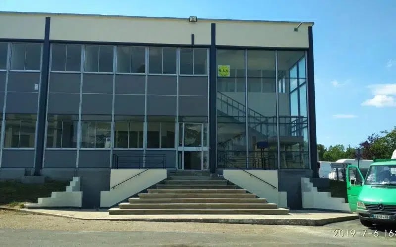 Location Entrepôt 6 300 m² - Photo 1