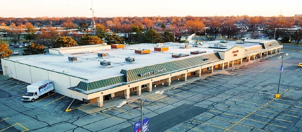 8700-8726 Santa Fe Dr, Overland Park, KS to rent - Primary Photo - Image 3 of 4