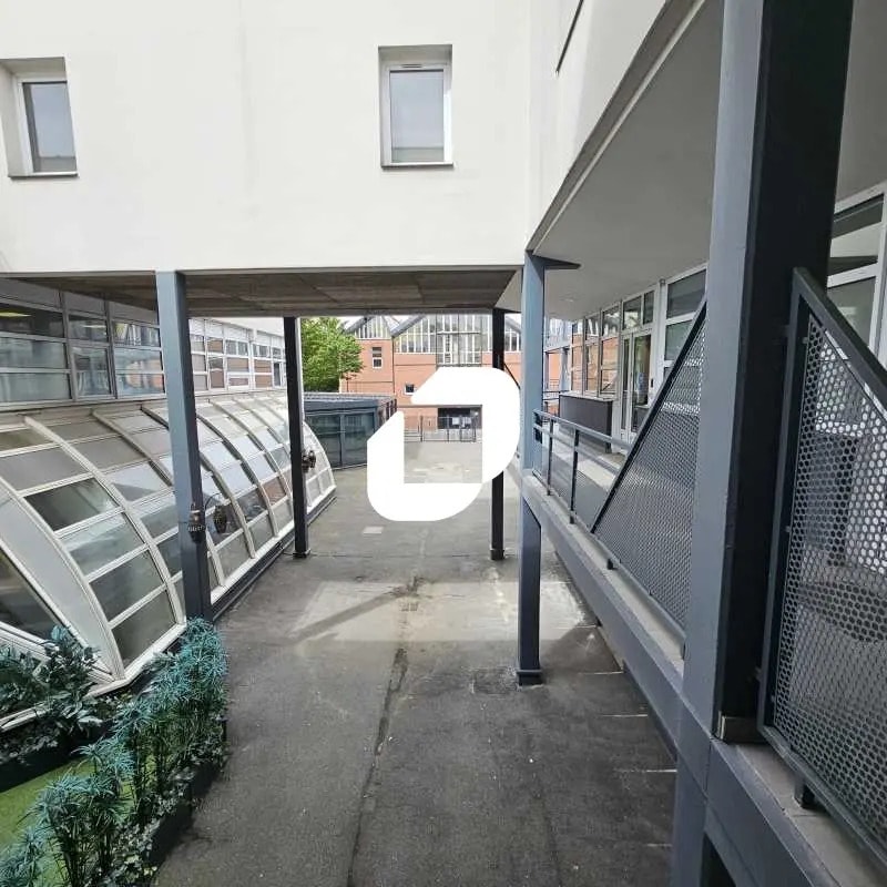 Office in Saint-Denis to rent Building Photo- Image 1 of 25