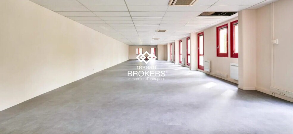 Industrial in Éragny to rent - Interior Photo - Image 2 of 2