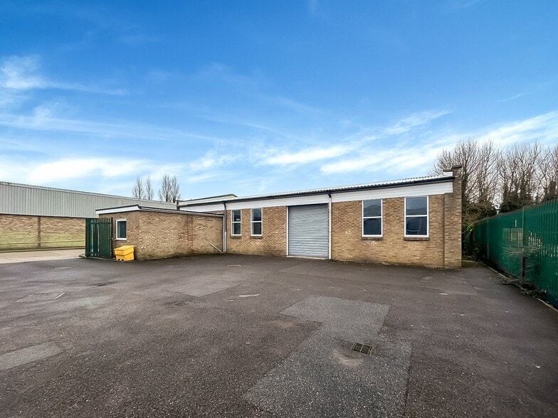 Dominion Way West, Worthing to rent - Building Photo - Image 3 of 4