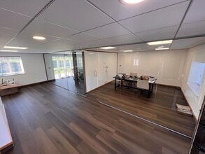 Warren House Rd, Wokingham to rent Interior Photo- Image 2 of 6