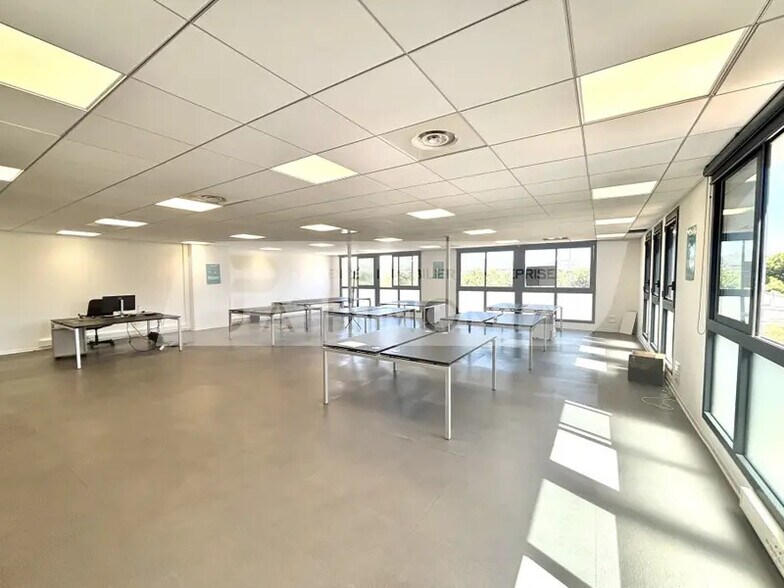 Office in Aubagne to rent - Interior Photo - Image 2 of 17