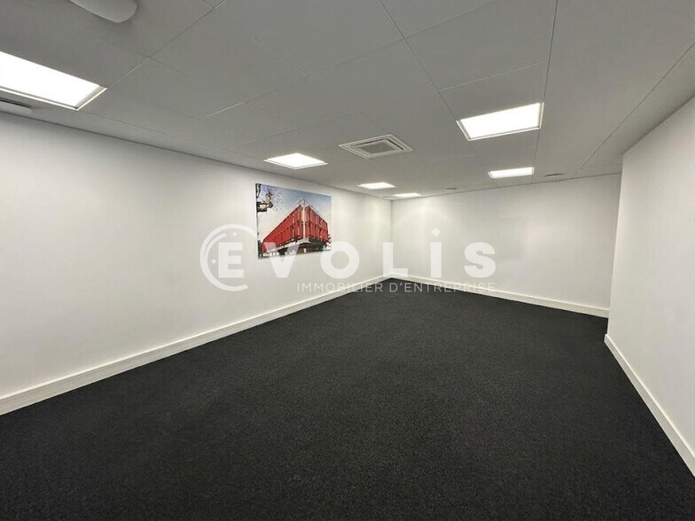 Retail in Montrouge to rent - Interior Photo - Image 3 of 13