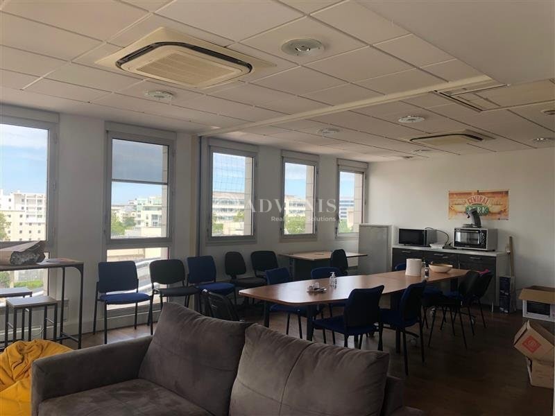 1 Place Charles De Gaulle, Montigny-le-Bretonneux for sale Interior Photo- Image 1 of 6
