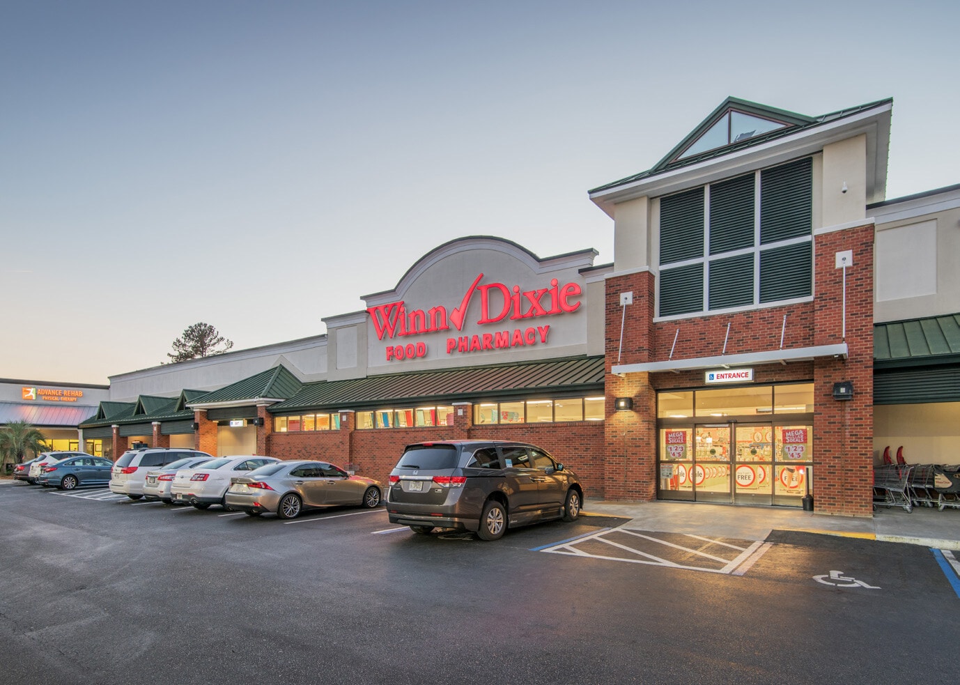 212 Retreat Vlg, Saint Simons Island, GA to rent Building Photo- Image 1 of 12