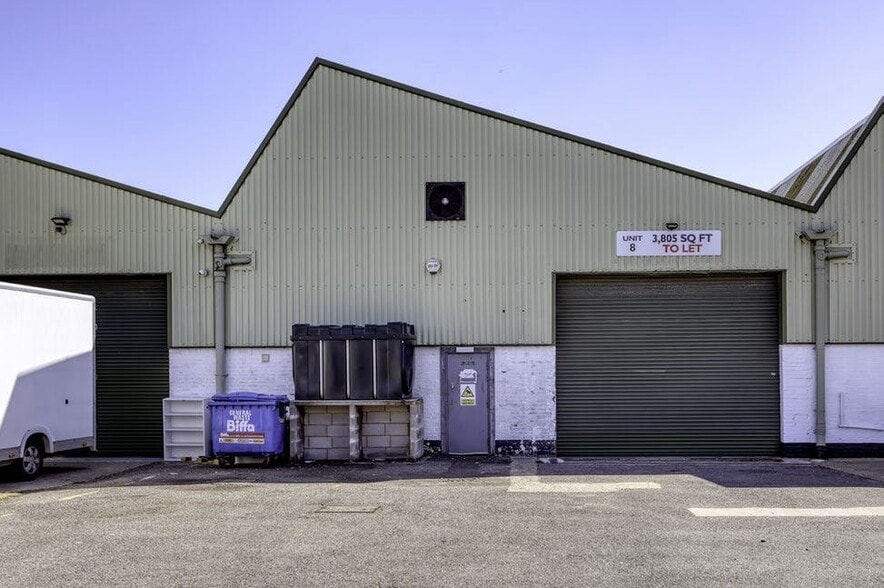 166 Feltham Rd, Ashford to rent - Building Photo - Image 2 of 9