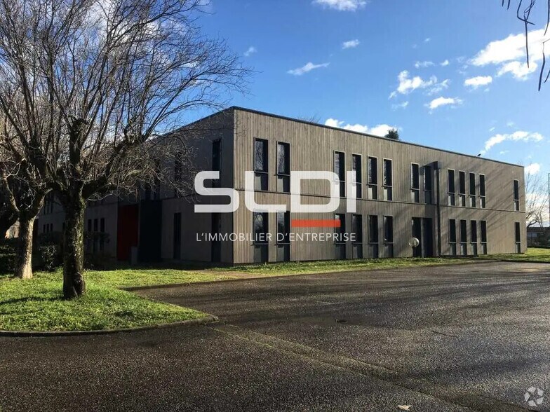 Office in Vénissieux to rent - Building Photo - Image 1 of 6